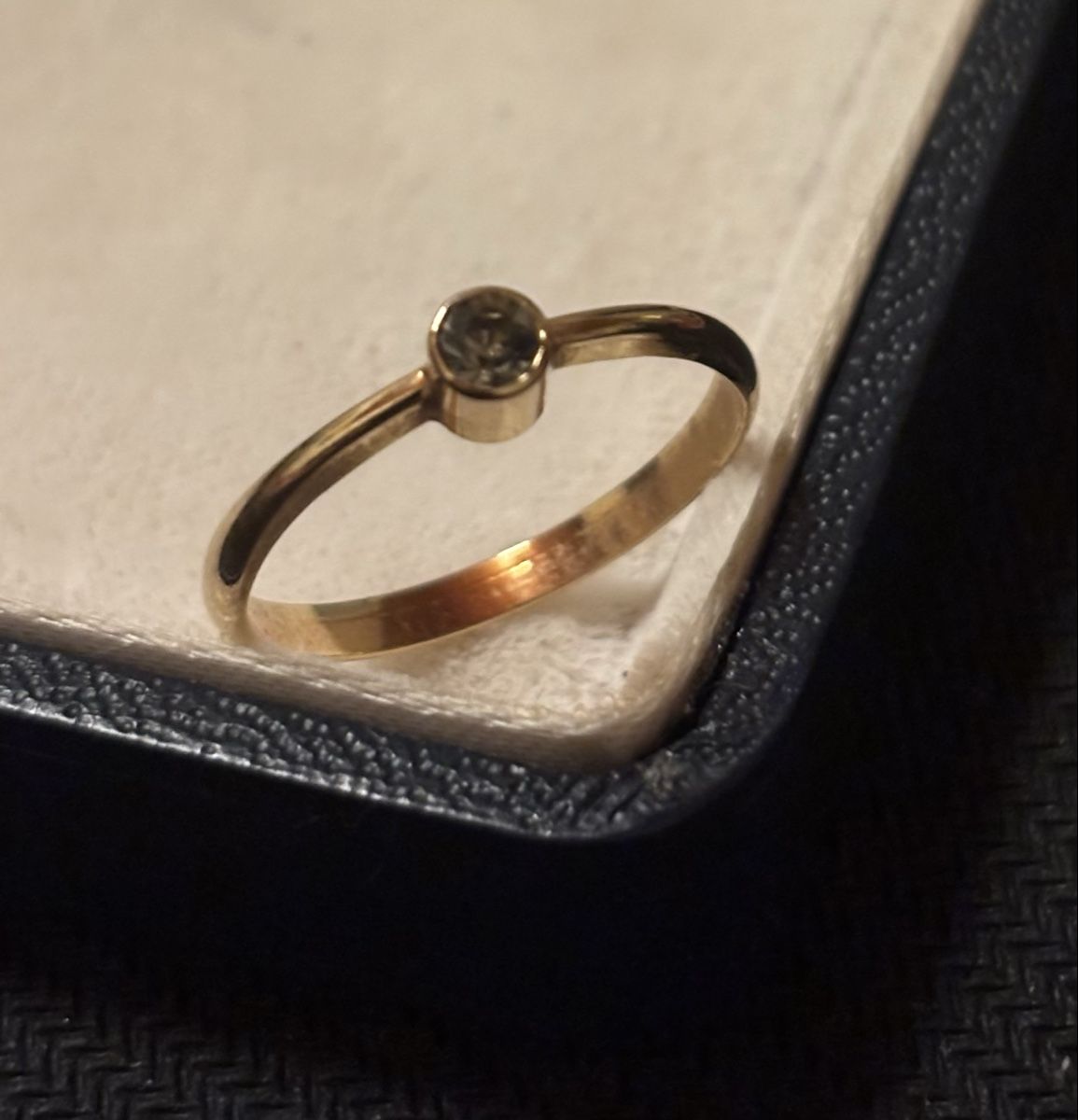 Anelli: Mode Schmuck mit weiss strallend süssen Stein – Nuovo e nell'imballaggio originale da Köniz venduto da Vamp-Wer 2