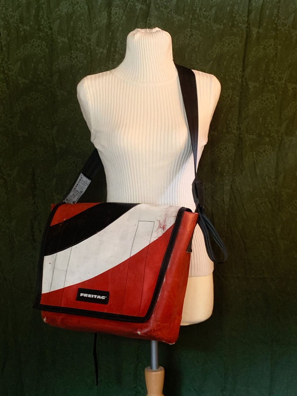 Freitag Altro in  Abbigliamento & Accessori: F13 Top Cat Freitag red messenger bag – Usato da Chalais venduto da Decoarts.art