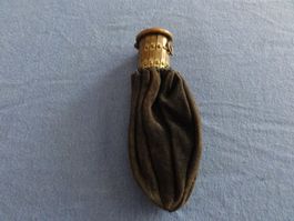 Rarer Ledermünzbeutel mit ausziehbarem Messingrahmen