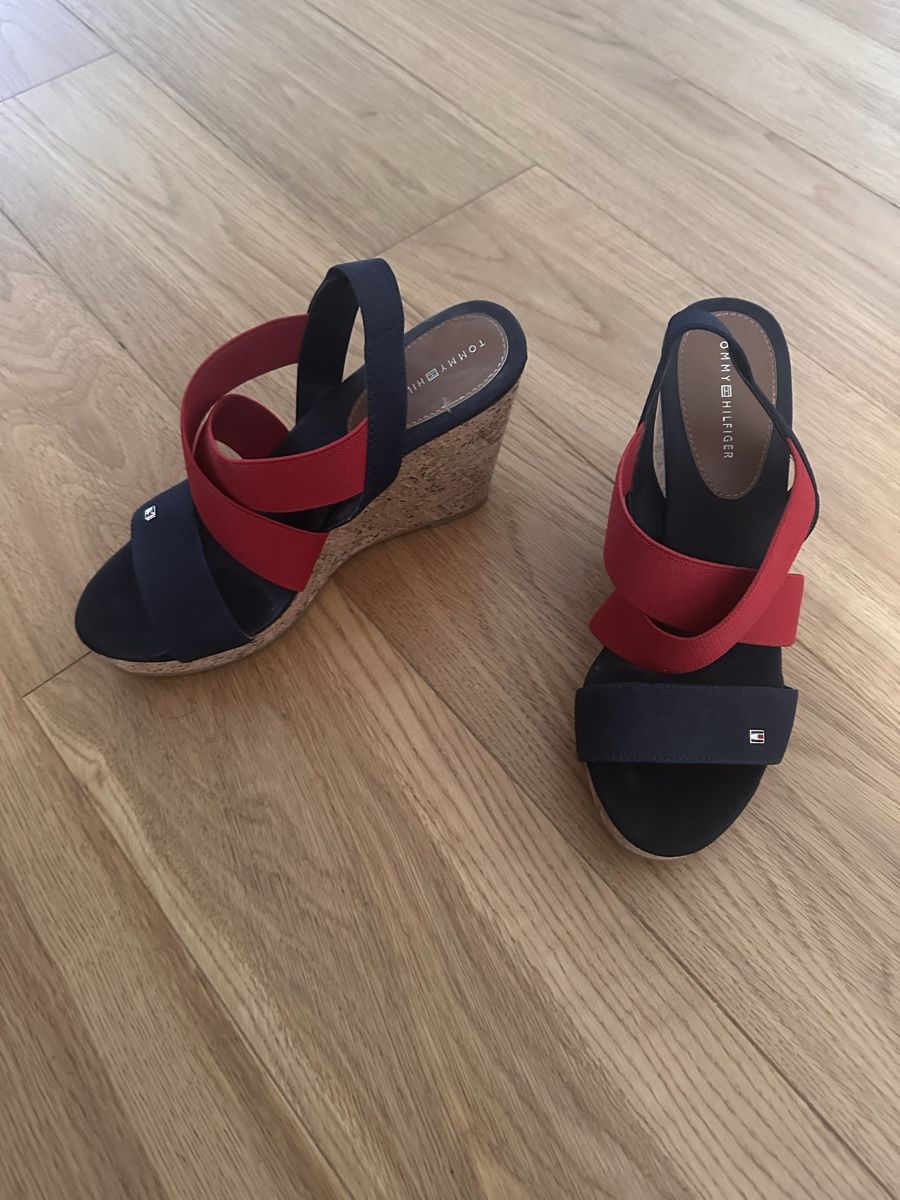 Tommy Hilfiger Chaussures femmes: Tommy Hilfiger Wedges 38 navy/rot – D'occasion à Pfaffhausen par Klaras_second_hand