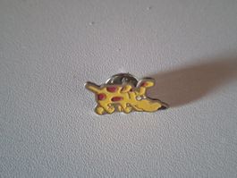 Pin Hund gelb mit roten Punkten