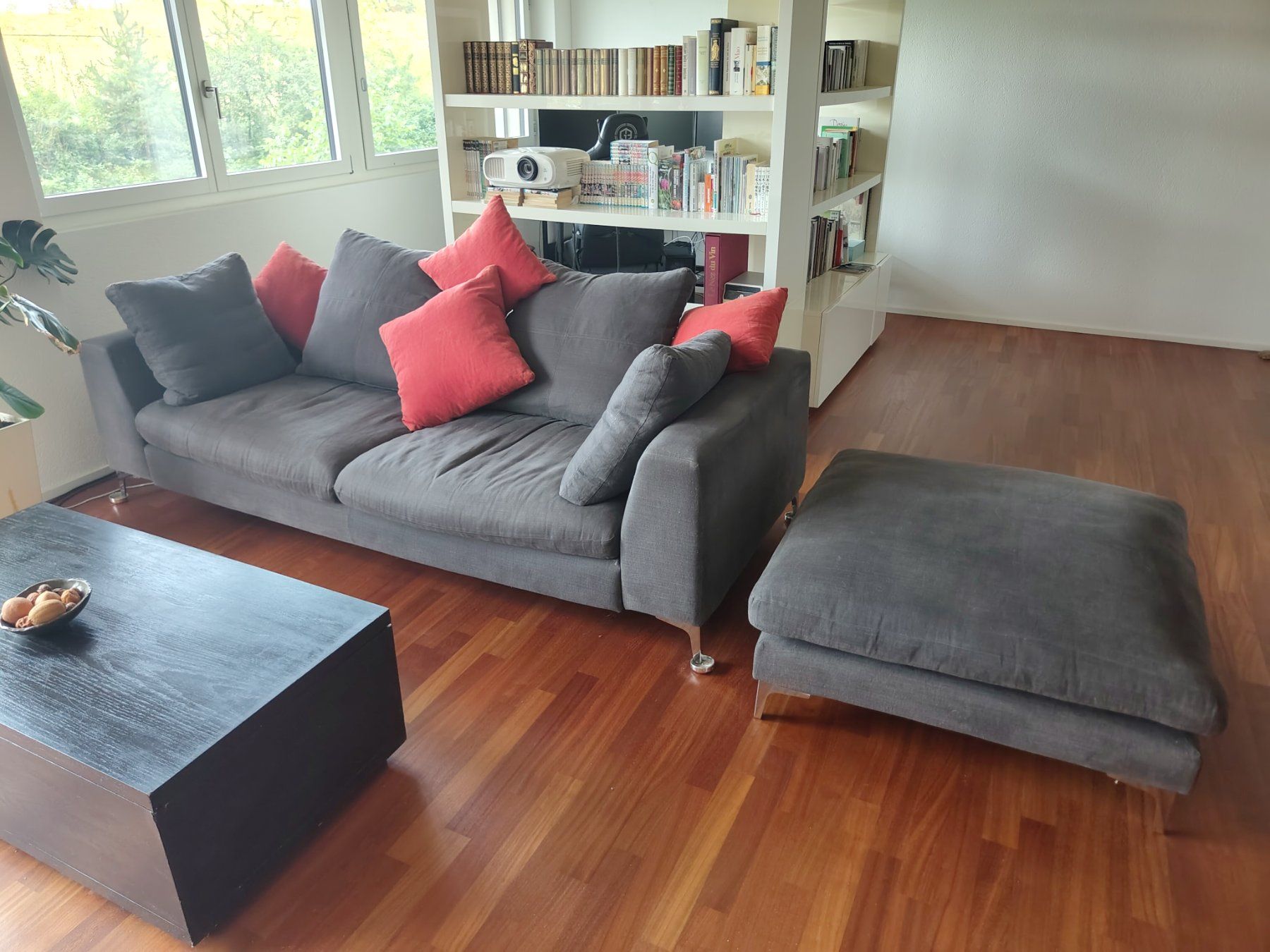 Sofas: Grey Sofa with ottoman and red pillows – Gebraucht aus Dübendorf von Bob_in_Zurich