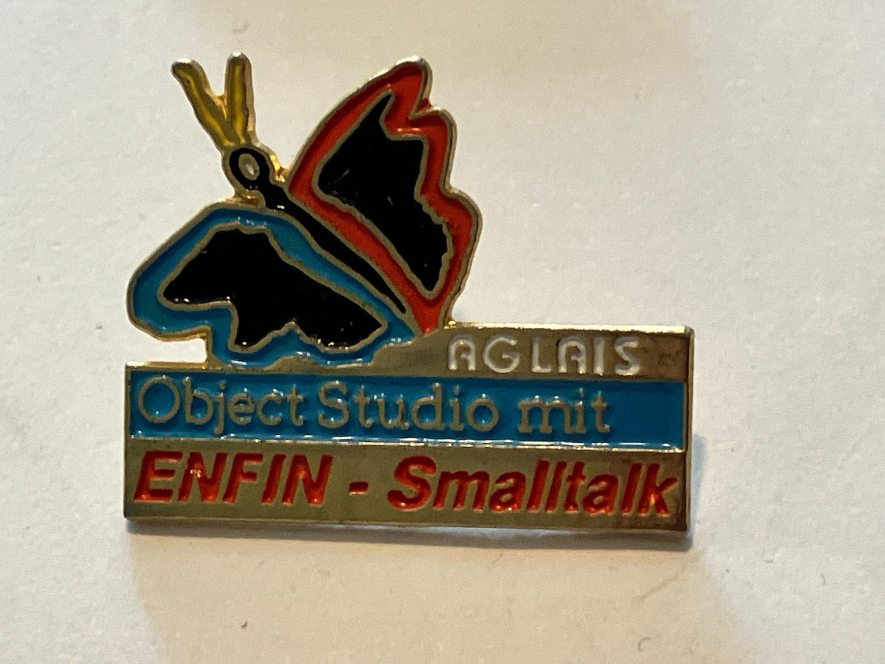 Placchette & Badge: 1 Pin Aglais Object Studio mit Enfin Smalltalk – Usato da Basel venduto da djwwpp