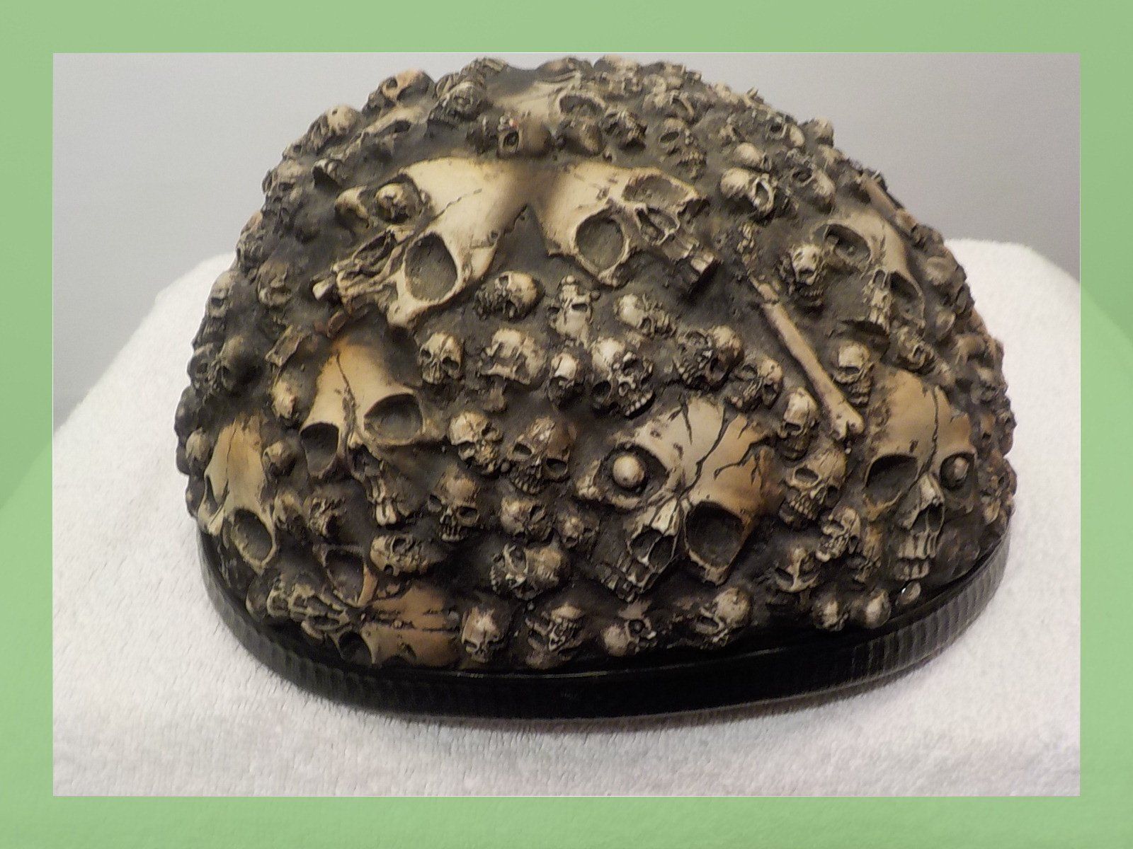 Caschi & visiere: Dekorative Schädel-Helm-Skulptur, Kunstobjekt – Usato da Bülach venduto da Freieck 3