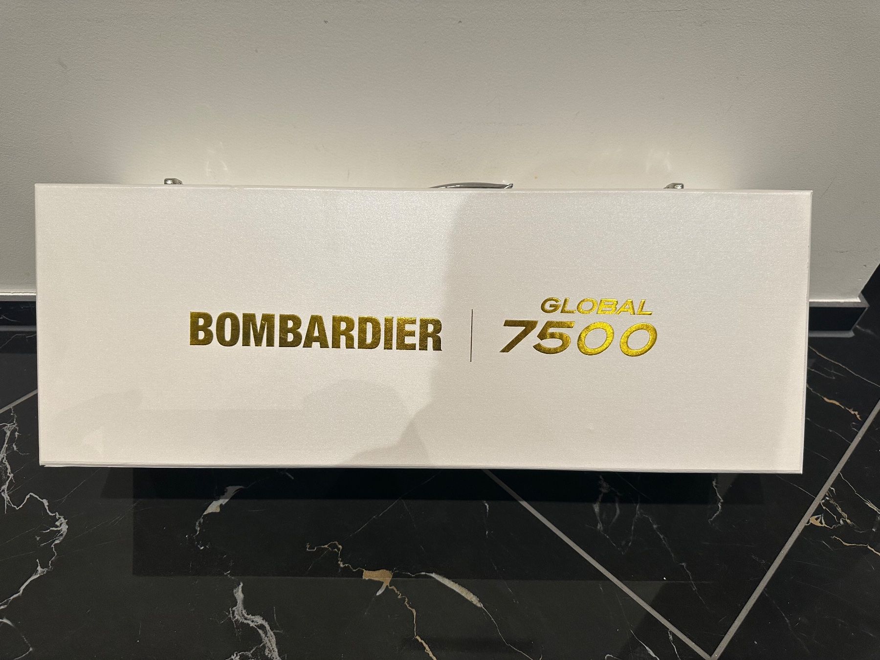 Modellbausätze & Standmodelle: Bombardier Global 7500 Flugzeug Modell 1:72 – Neu und originalverpackt aus Thun von tulu_1995 3