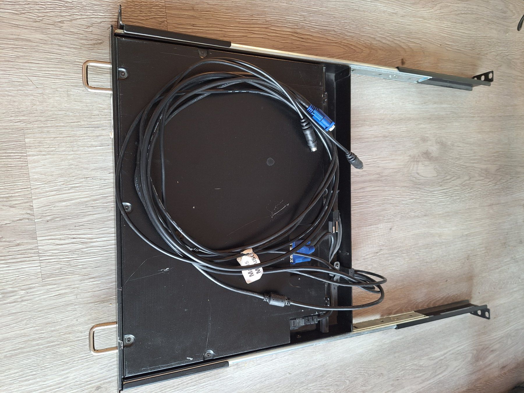 Server: Console KVM 8 port avec clavier et ecran 1U – Gebraucht aus Ferpicloz von bap_5dbb 2