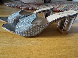 Schöne silberne Darsh Sandalen mit transparentem Absatz!
