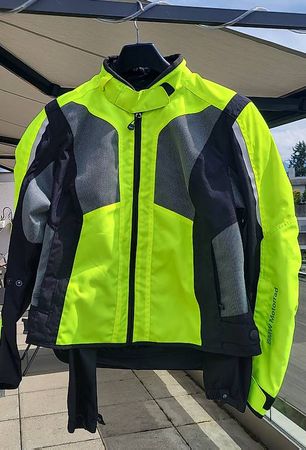 Neue Motorradjacke BMW Airshell und Hose BMW StreetGuard