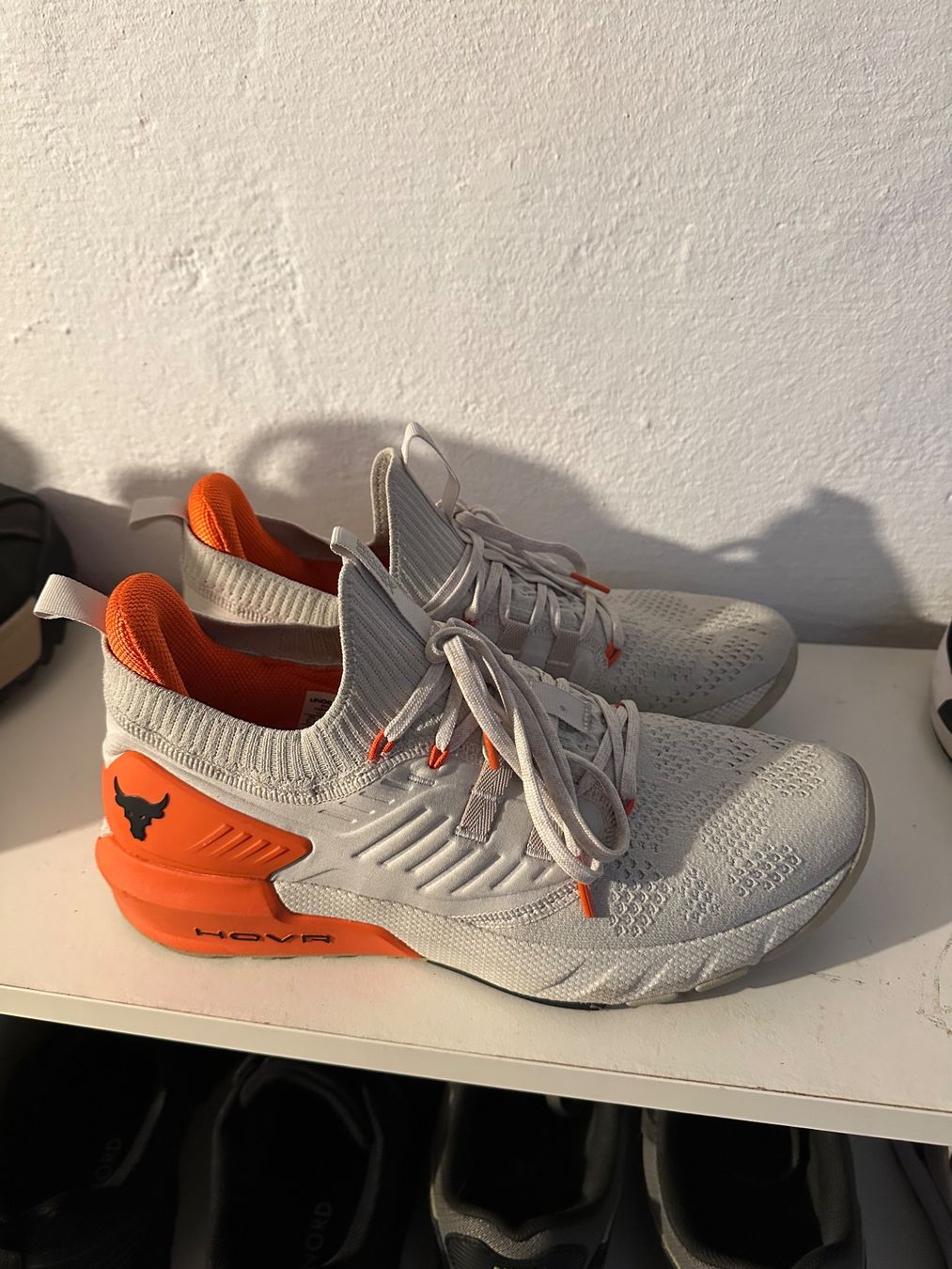 Under Armour Scarpe da uomo: Under Armour Project Rock HOVR Phantom Laufschuhe 44.5 – Nuovo (secondo la descrizione) da Pfäffikon SZ venduto da jer_6mmr 3