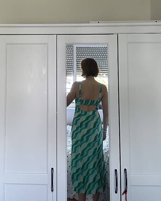 Kleider: GRÜNES MIDIKLEID MIT MUSTER - Zara – Gebraucht aus Zürich von cla_l2t2 1