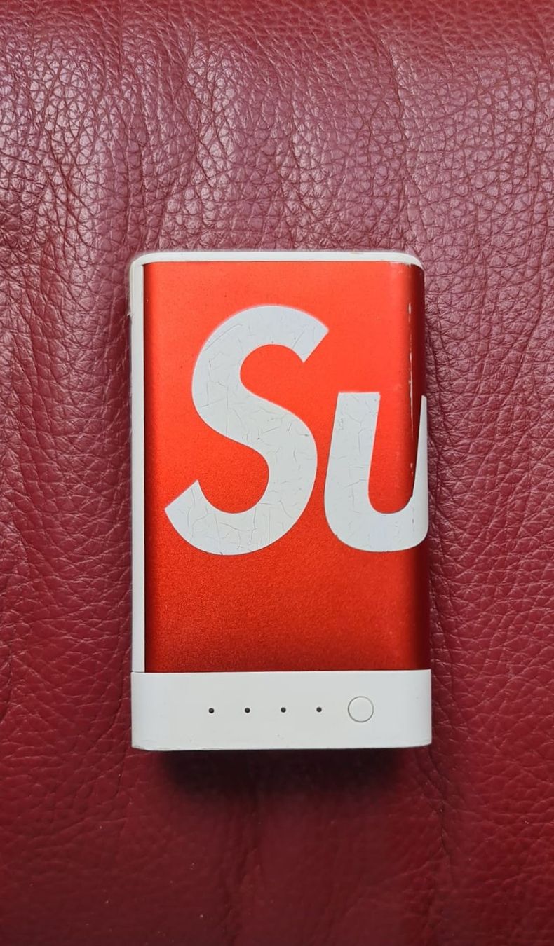 Mophie Ladegeräte: Supreme Mophie Encore Plus 10k Powerbank – Defekt aus zürich von R-N-J