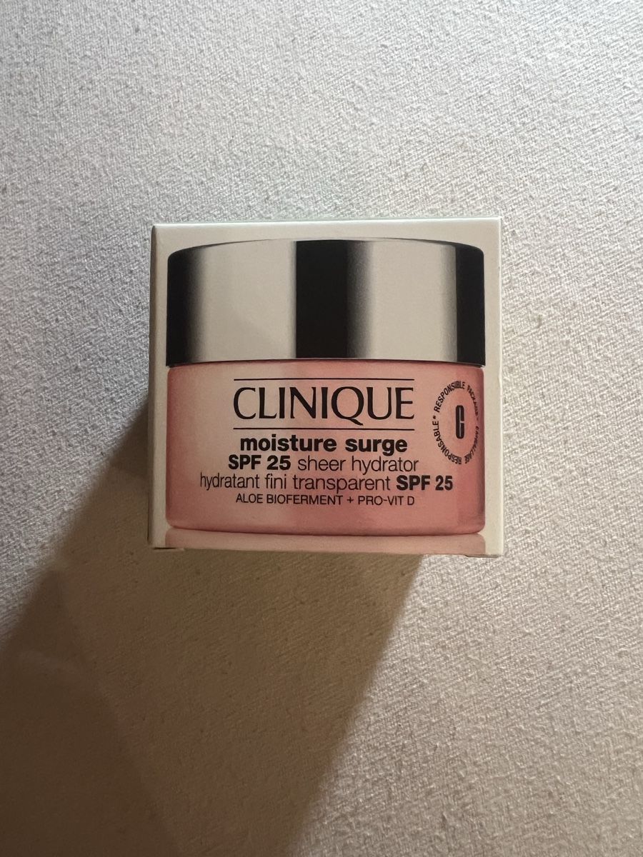 Clinique Soins du visage: Clinique Moisture Surge SPF 25 – Neuf avec emballage d'origine à Payerne par Ventes.suisses_ 1