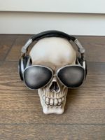 Totenkopf Sparkasse mit Kopfhörer und Sonnenbrille