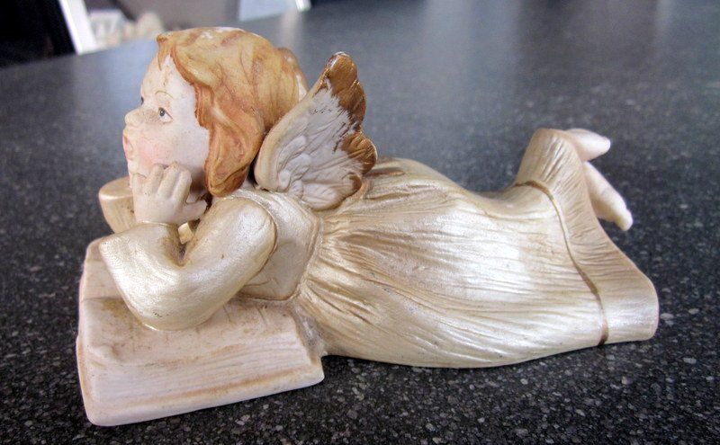 Statuette: Keramik Engel liegend mit Buch – Usato da Bischofszell venduto da Pfau0 3