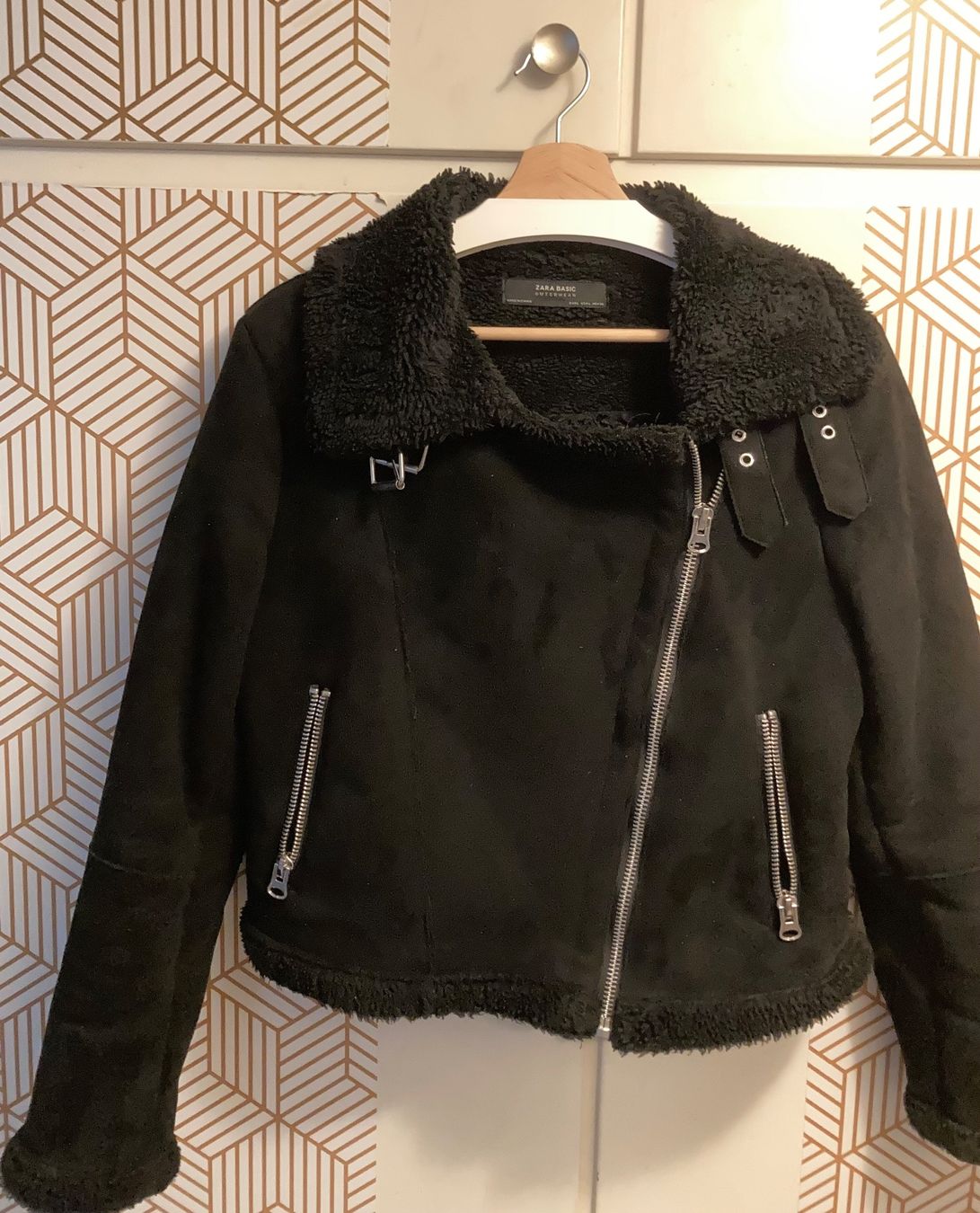 Zara Jacken: Zara Basic Bomberjacke, schwarz, Grösse L – Gebraucht aus Zürich von Gustavo_Bianco