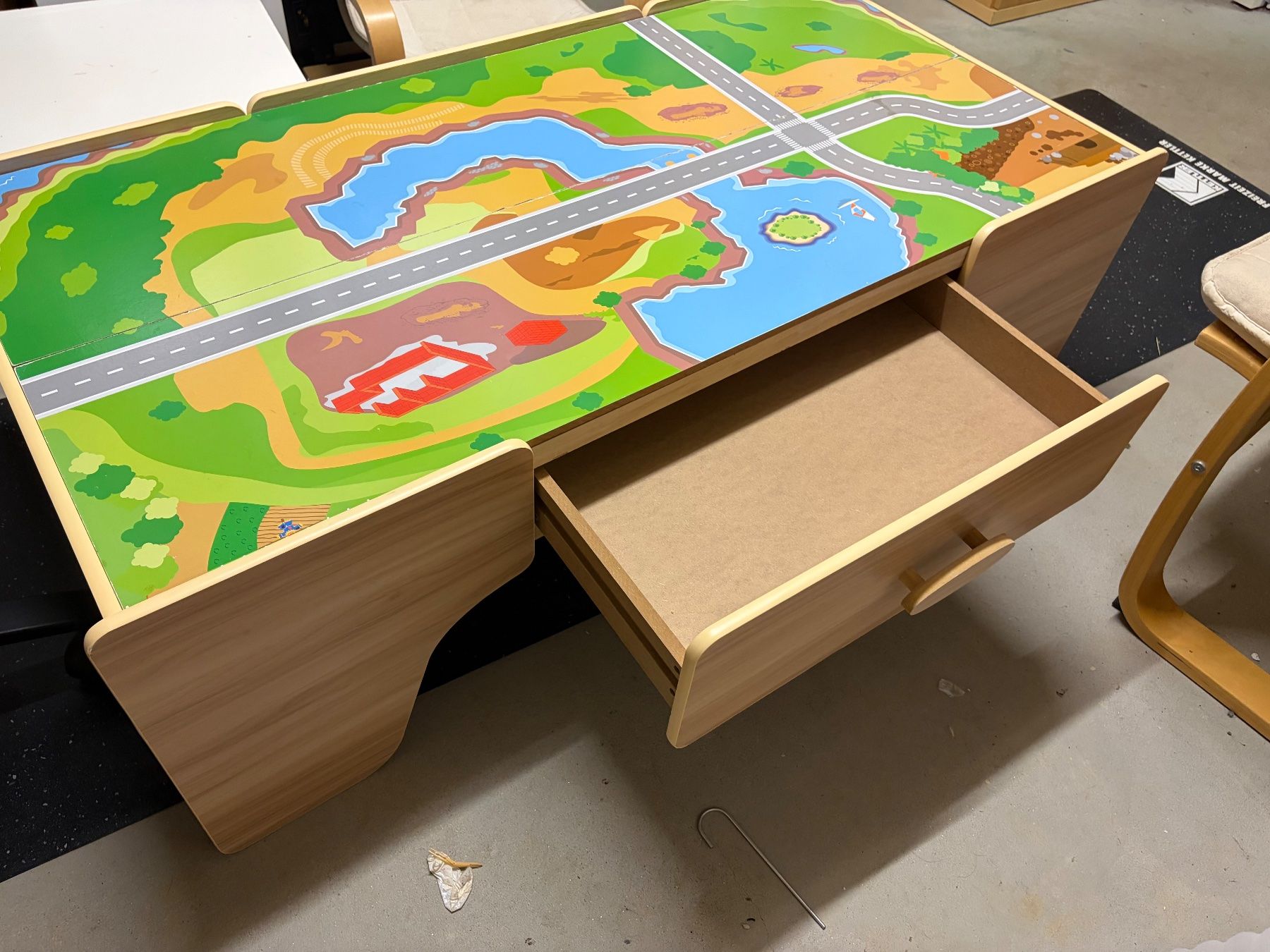 Tische: Spieltisch mit Schublade, Briobahntisch – Gebraucht aus Arlesheim von thoma2010