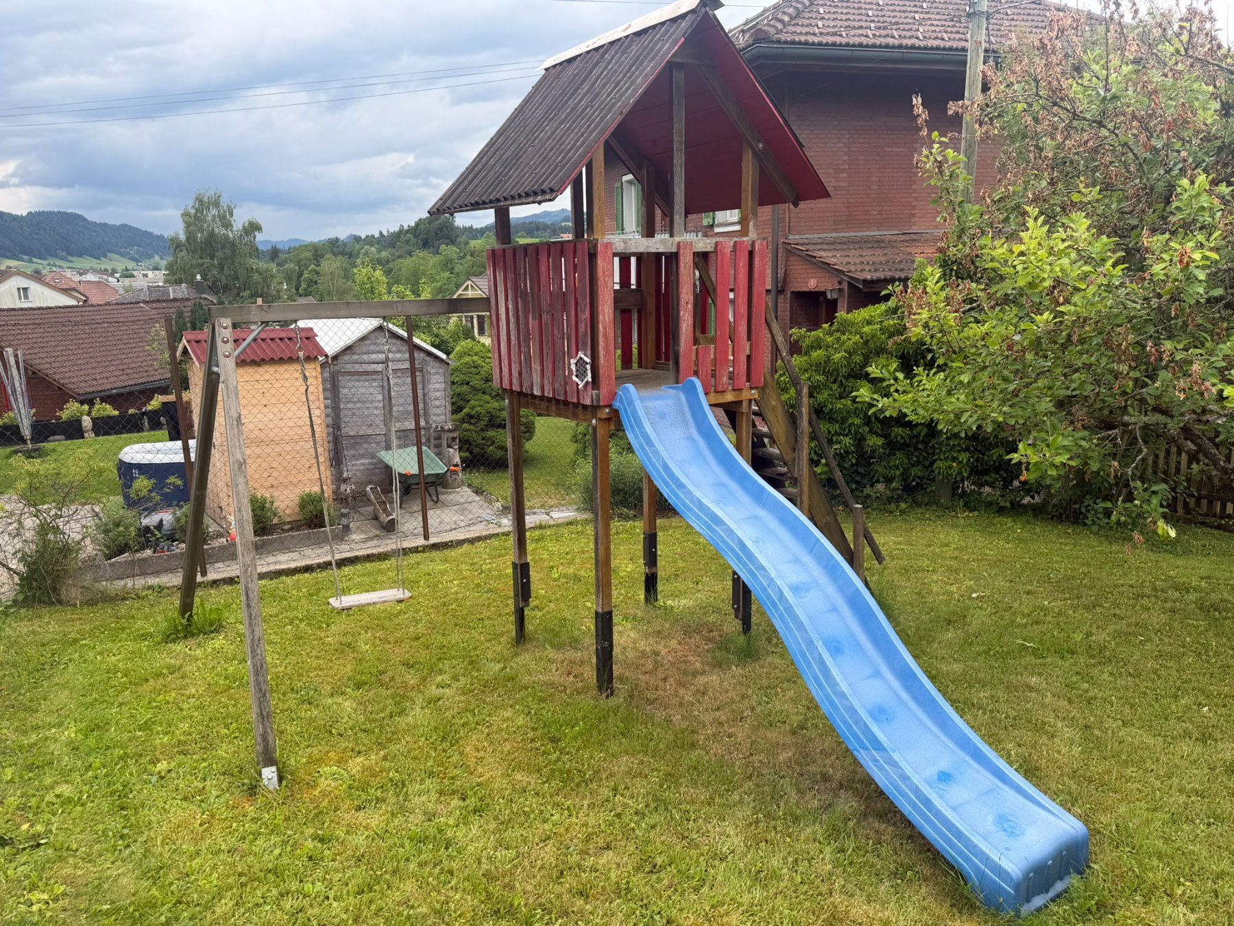 Casette per bambini: Baufälliger Kinderspielturm mit Rutschbahn & Schaukel – Usato da Schüpfheim venduto da Chutney4u 5