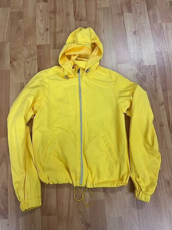Guess Jacken: Guess Jacke Grösse XS – Gebraucht aus Hohenrain von Manuelch01