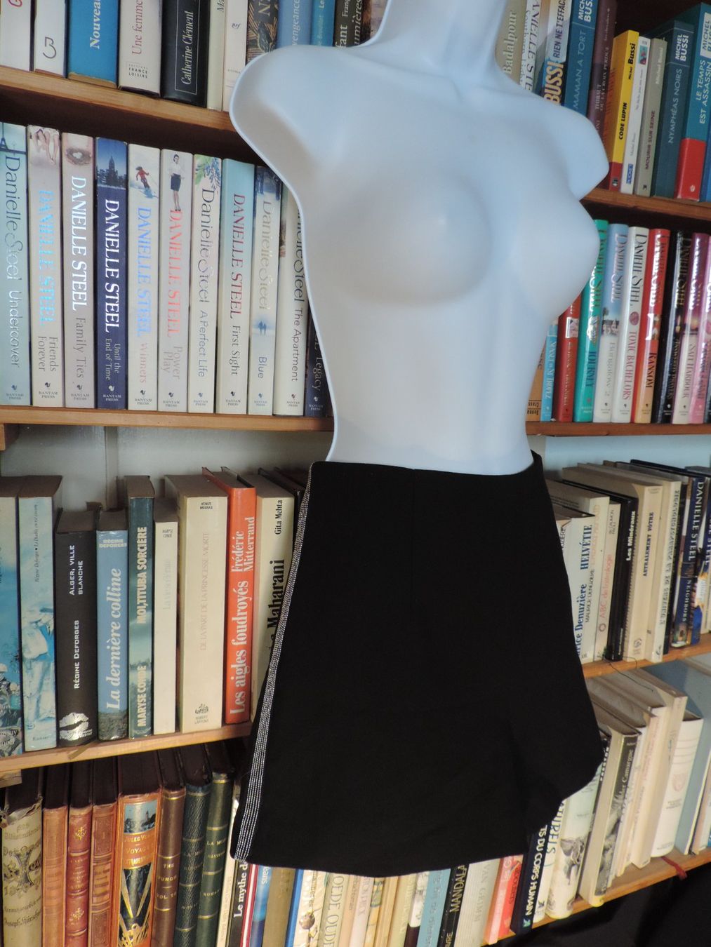 Zara Pantaloni: short noir souple – Usato da Genève venduto da Axelle333 1