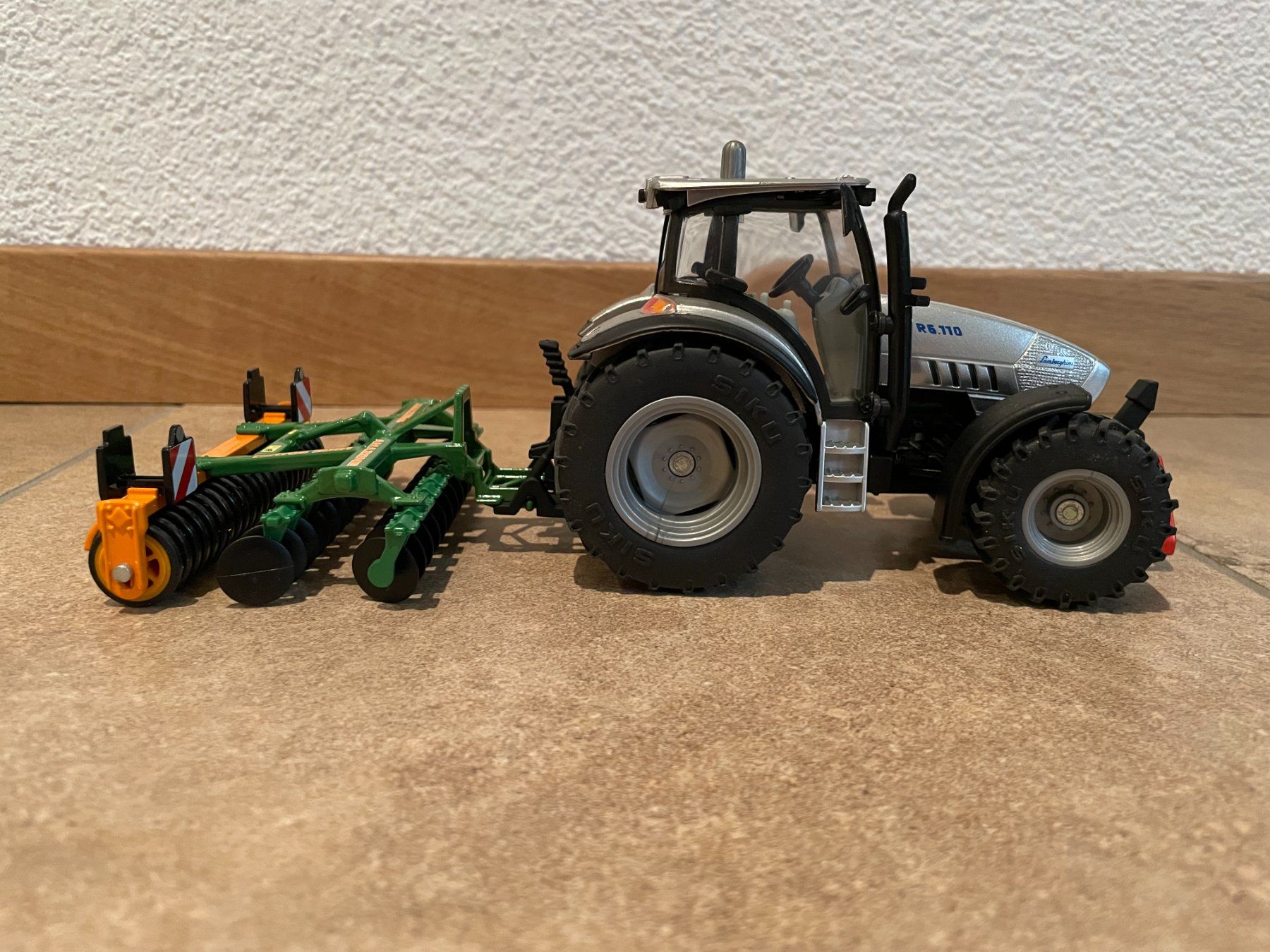 Lamborghini Trattori: SIKU Lamborghini R 6.110 Mit Amazone – Nuovo e nell'imballaggio originale da Kreuzlingen venduto da Stefan1150 2