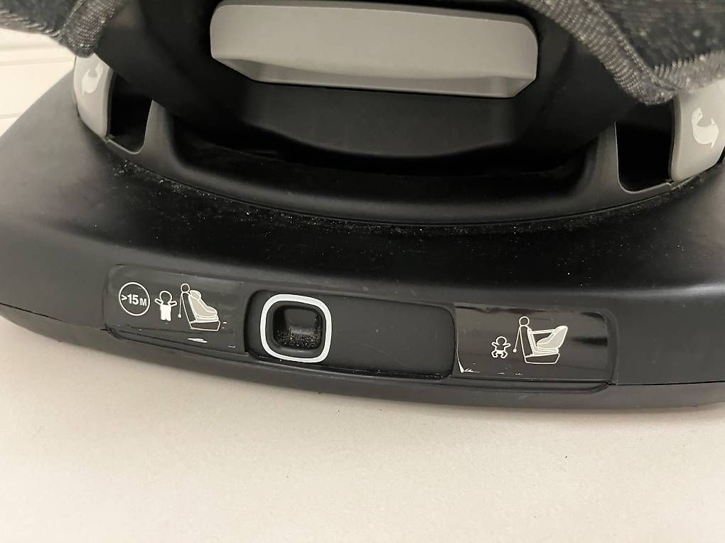 Seggiolini per auto: Bébé Confort Siège Auto pivotant AxissFix Isofix, noir – Usato da Cointrin venduto da Hellmo 4