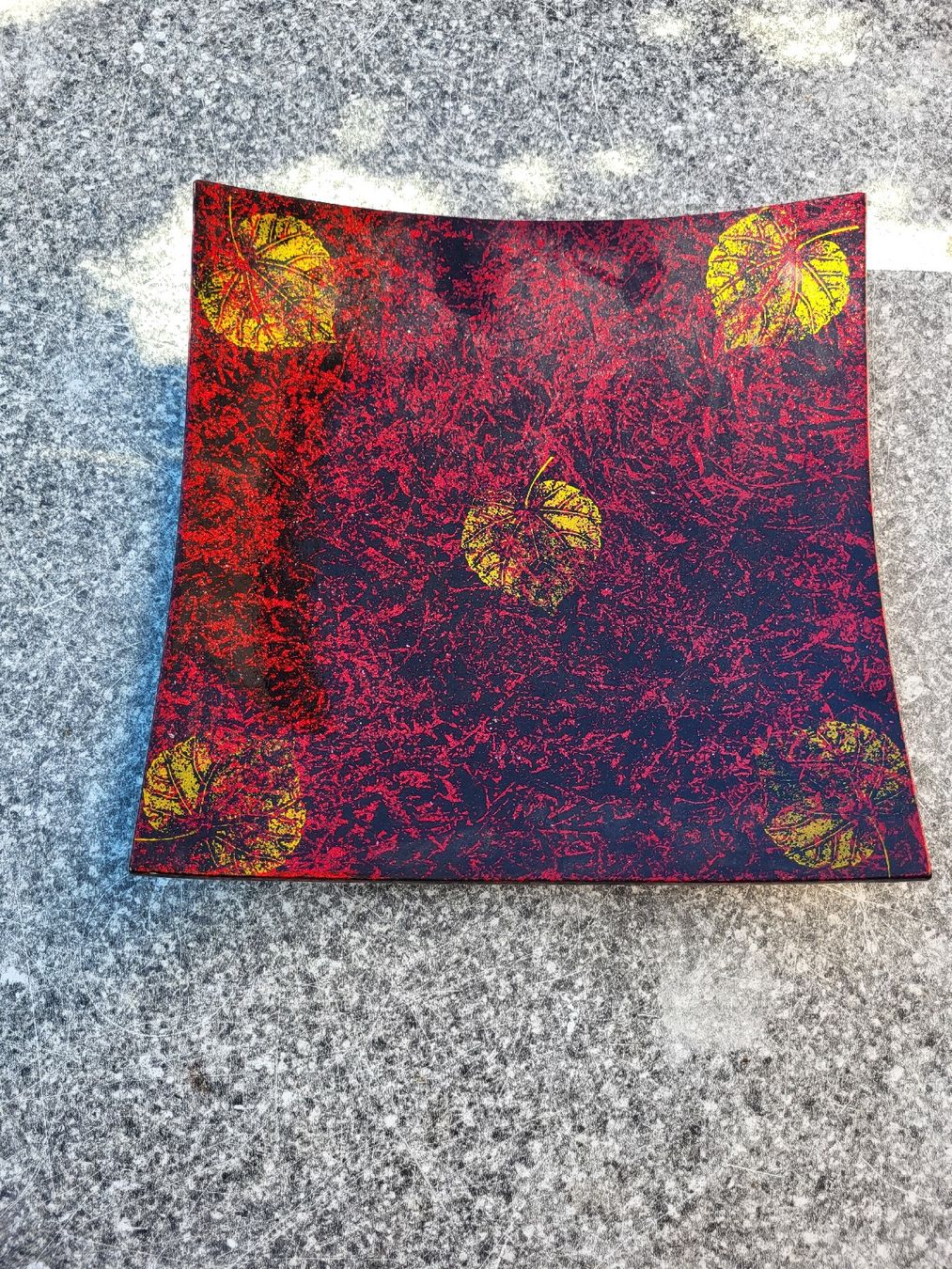 Plateaux: Teller mit Blattmuster rot/gelb quadratisch 20cm – D'occasion à Pratteln par mop_55gf
