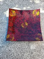 Teller mit Blattmuster rot/gelb quadratisch 20cm