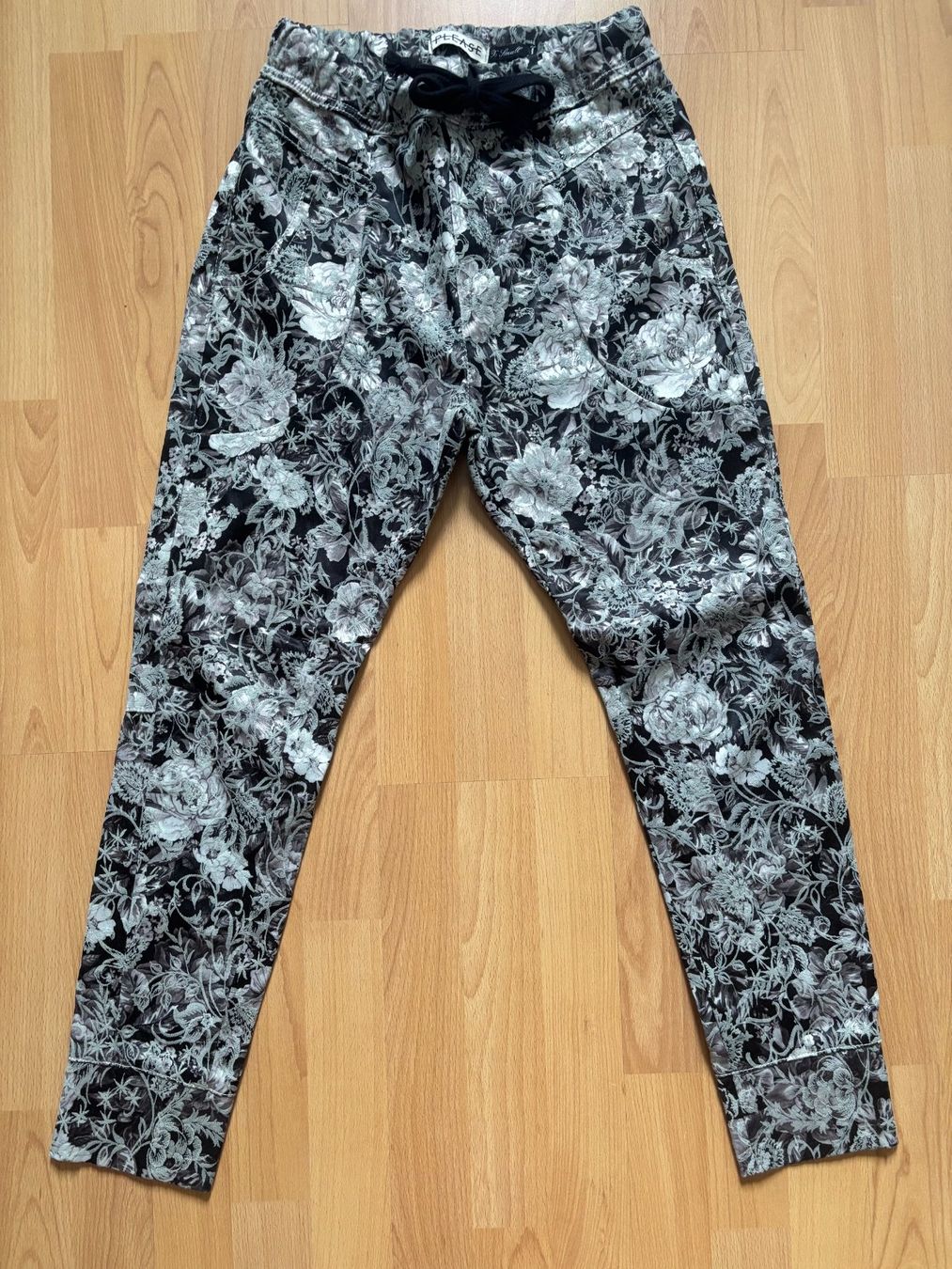 Please Jeans Pantaloni: Please Hose mit Blumen – Nuovo (secondo la descrizione) da Ostermundigen venduto da palmen70