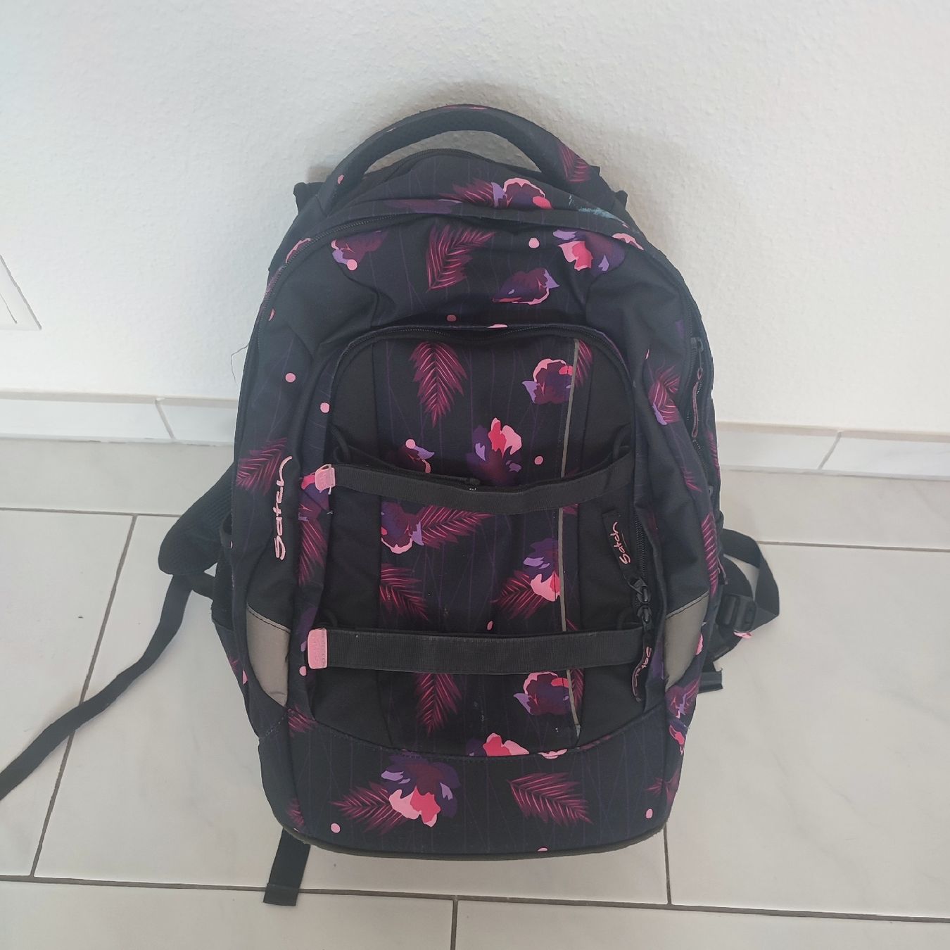 Satch Kindertaschen: Satch Rucksack schwarz mit Blumenmuster  – Gebraucht aus Unterägeri von Kudu25