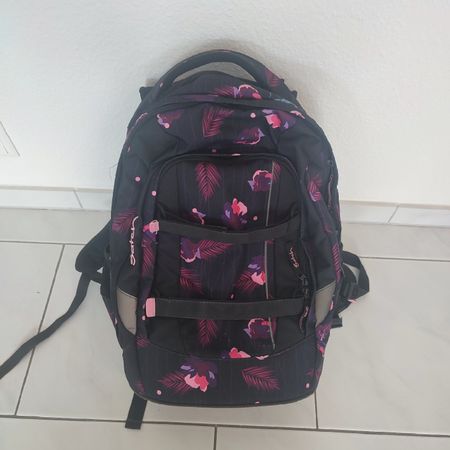 Satch Rucksack schwarz mit Blumenmuster 