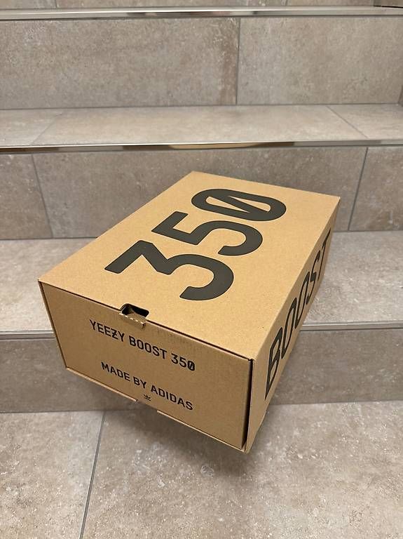Scarpe da uomo: Original leere Yeezy 350 V2 Schuhbox – Usato da Schübelbach venduto da Rahnmont