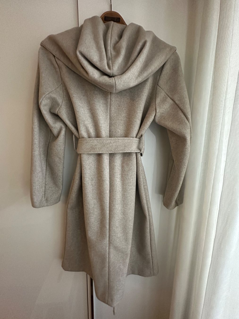 Zara Cappotti: ZARA Soft Beige Wrap Coat – Timeless Elegance – Usato da Zürich venduto da Curated.Chapters 3