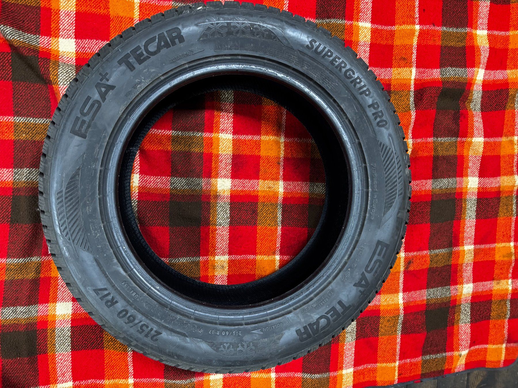Pneumatici & Ruote complete: 4x Winterpneu 215/60R17 – Usato da Berneck venduto da garagekaufmann 1