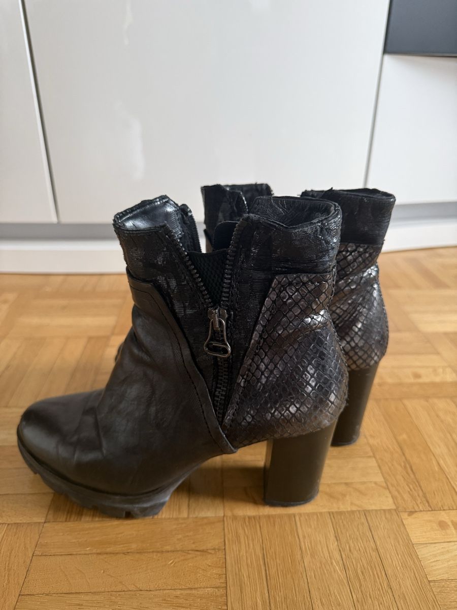 Scarpe da donna: Schwarze Stiefeletten mit Schlangenprint Echtleder – Usato da Wetzikon ZH venduto da id.erd