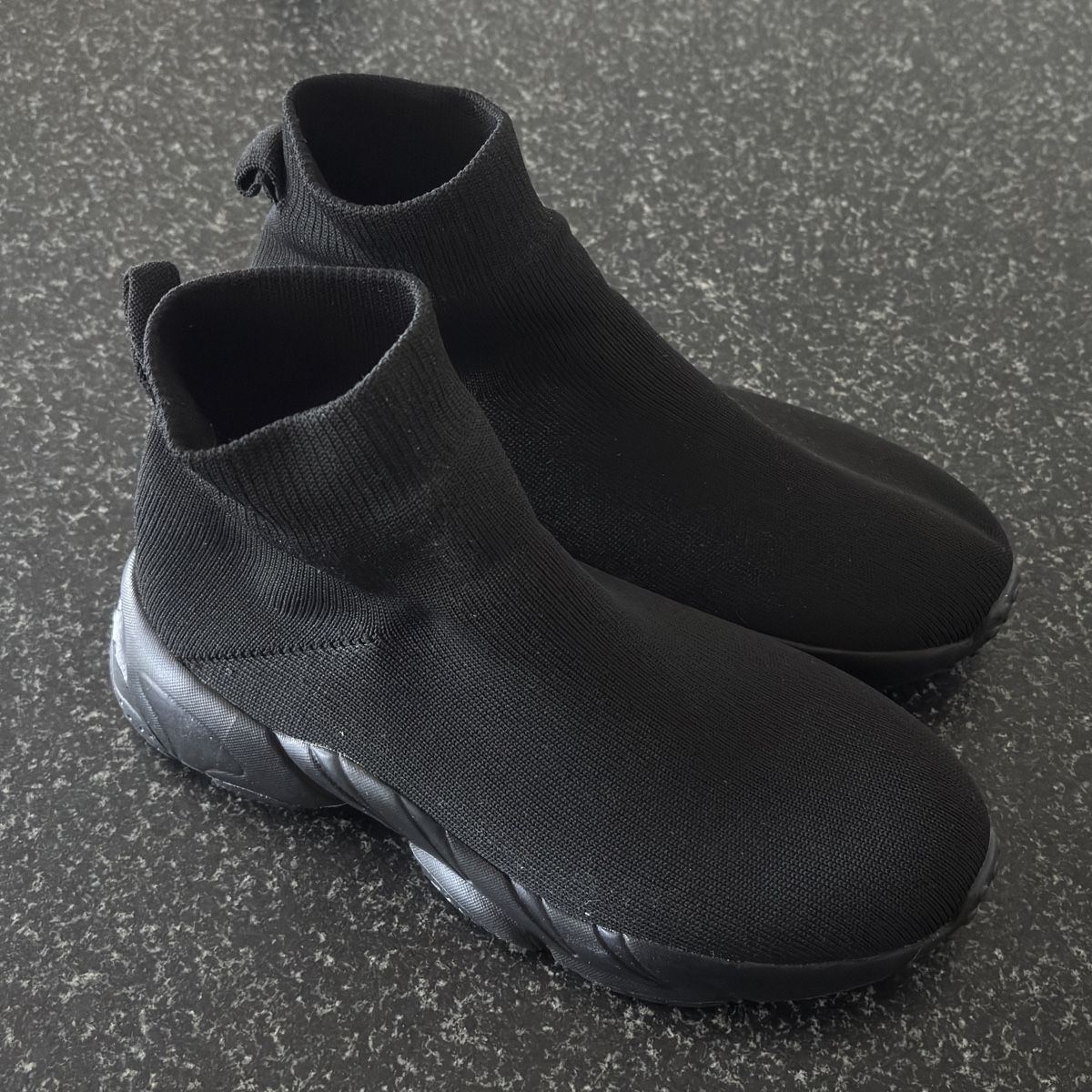 Scarpe da uomo: Schwarze Sneaker-Socken Schuhe, Grösse 40/41 – Nuovo (secondo la descrizione) da Basel venduto da ukhtyy 2