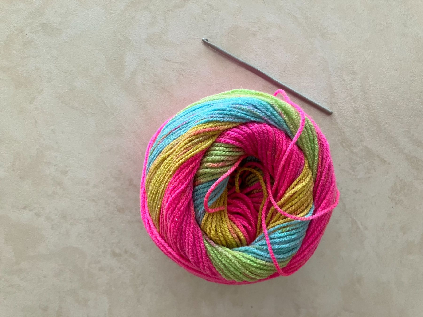 Giacche & Cappotti: Gehäkelter Mädchen-Poncho mit Fransen in Neonfarben – Nuovo e nell'imballaggio originale da Allschwil venduto da Loreleyla 2