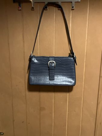 Sac à main bleu effet croco, élégant et stylé