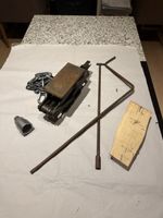 Antiker Wagenheber und weitere kleine Metallteile
