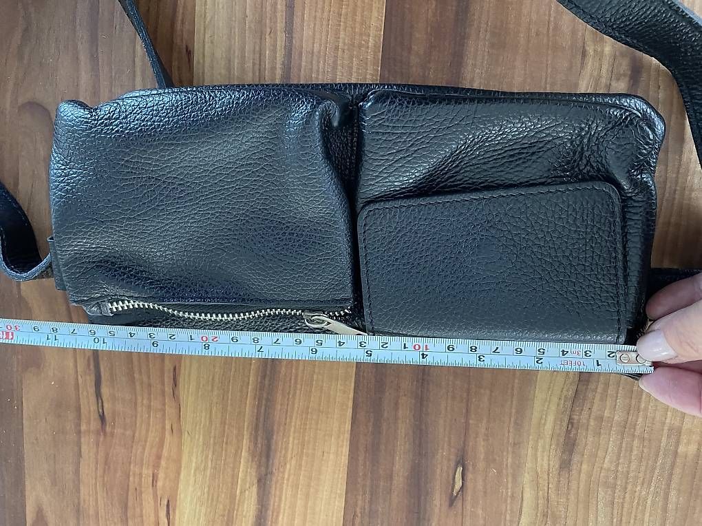 Taschen für Damen: Crossbodybag aus schwarzem Leder – Gebraucht aus Auslikon von fundance 2
