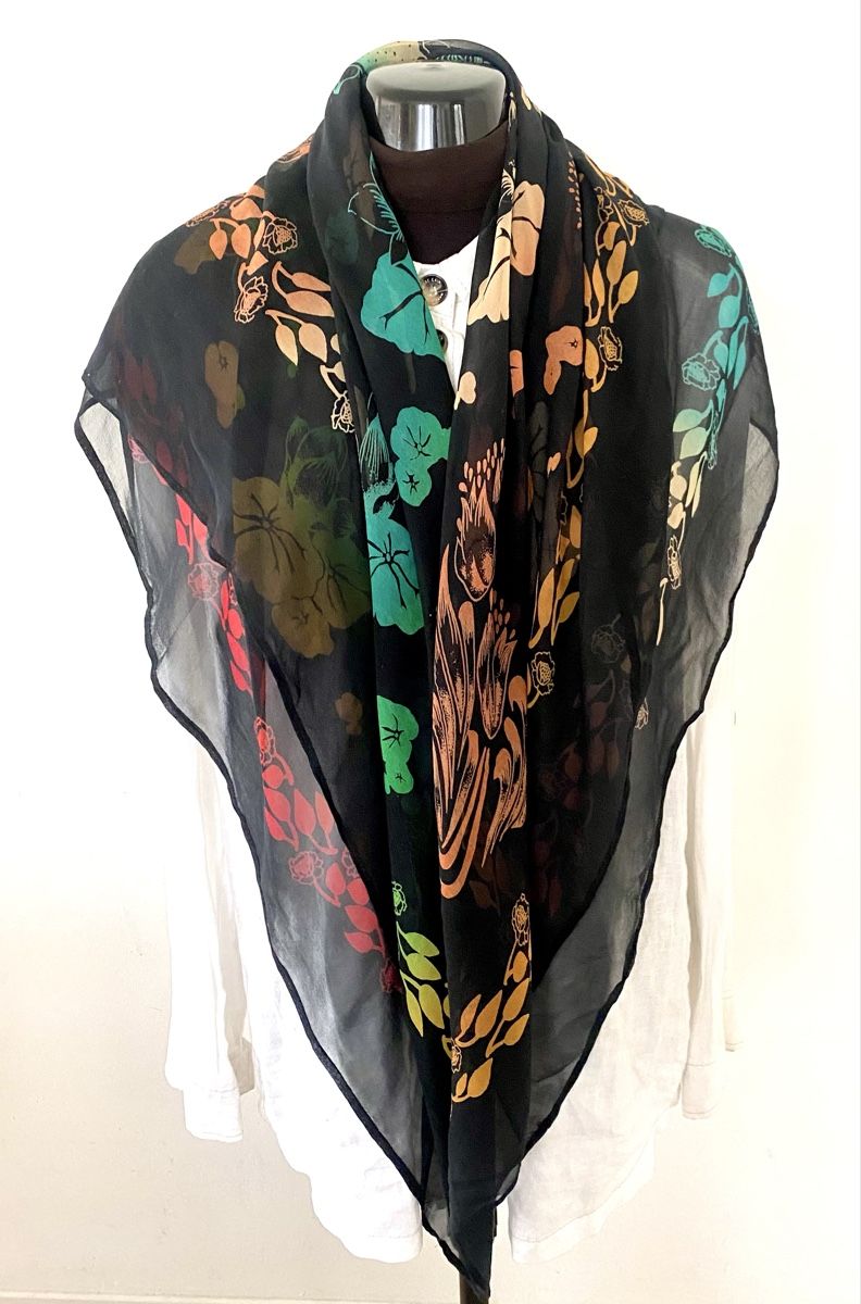 Foulards, Tücher & Schals: Luftig-leichter Seidenschal mit Regenbogen-Blumenmuster – Gebraucht aus Jona von Flamingoo 2