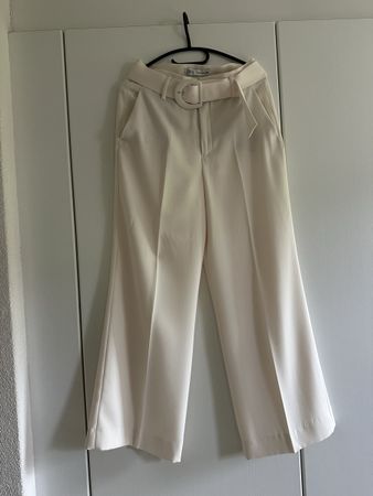 Elegante Zara Bundfaltenhose mit Gürtel, neuwertig, Grösse M