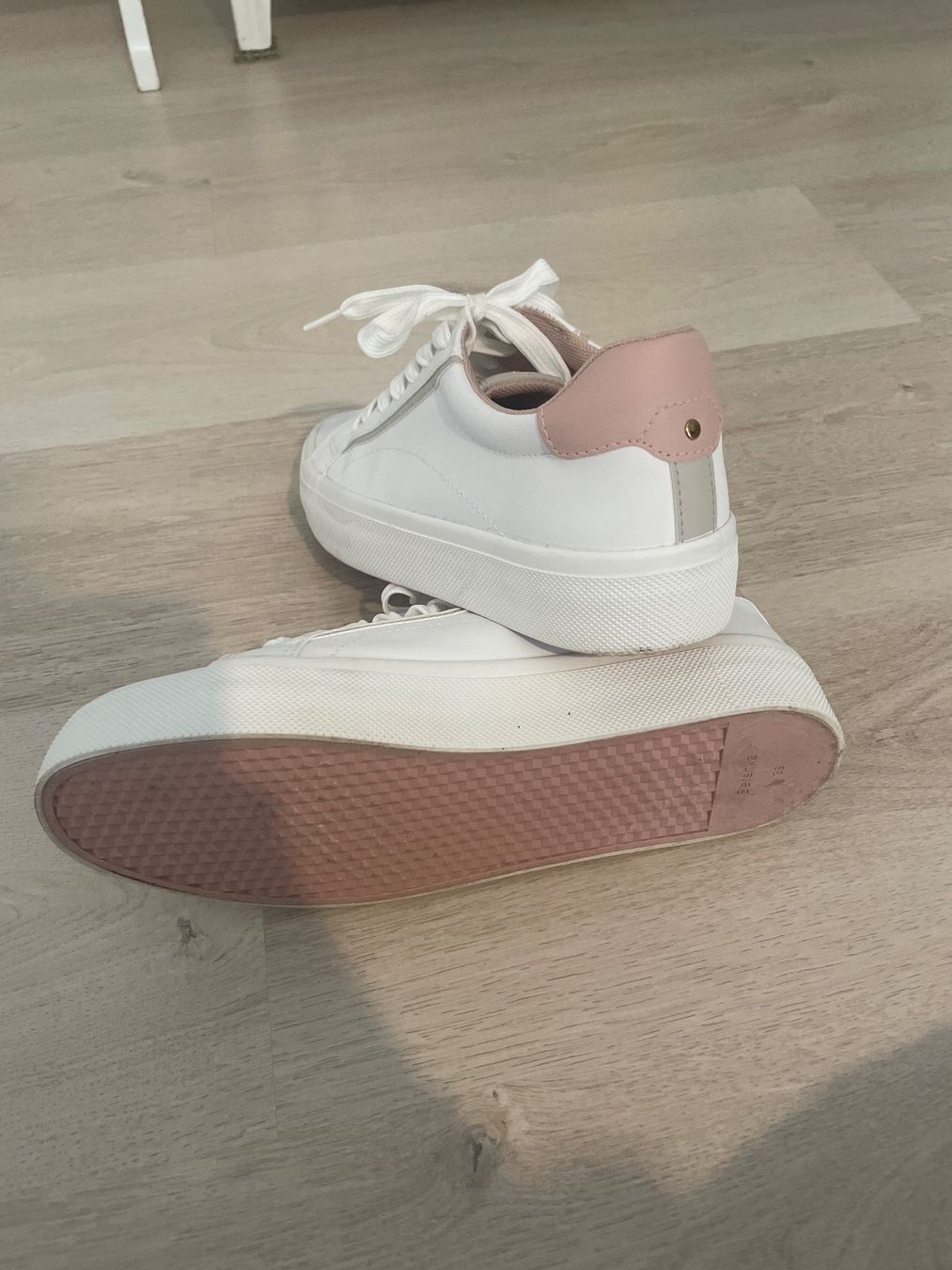 Bershka Scarpe da donna: Baskets blanches et roses taille 39 – Usato da Ste-Croix venduto da aud_5p6b 2
