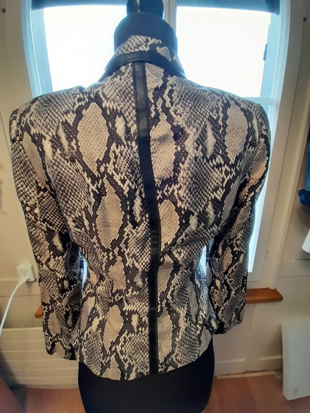 Zara Giacche: Blazer aus Seide im Schlangendesign S – Usato da Leuggelbach venduto da schmetterlings-fee 2