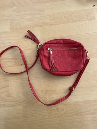 Kleine rote Tasche aus Leder