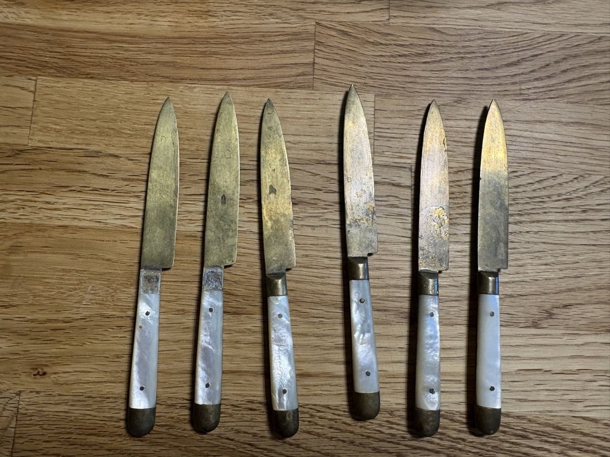 Set di posate: Messerkiste mit 6 Früchte/Käsemessern, Perlmutt-Griffe – Difettoso da Niederurnen venduto da Samsam84 2