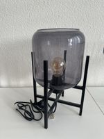 Graue Glas-Tischlampe mit schwarzem Fuss, modern, 42 Zeichen