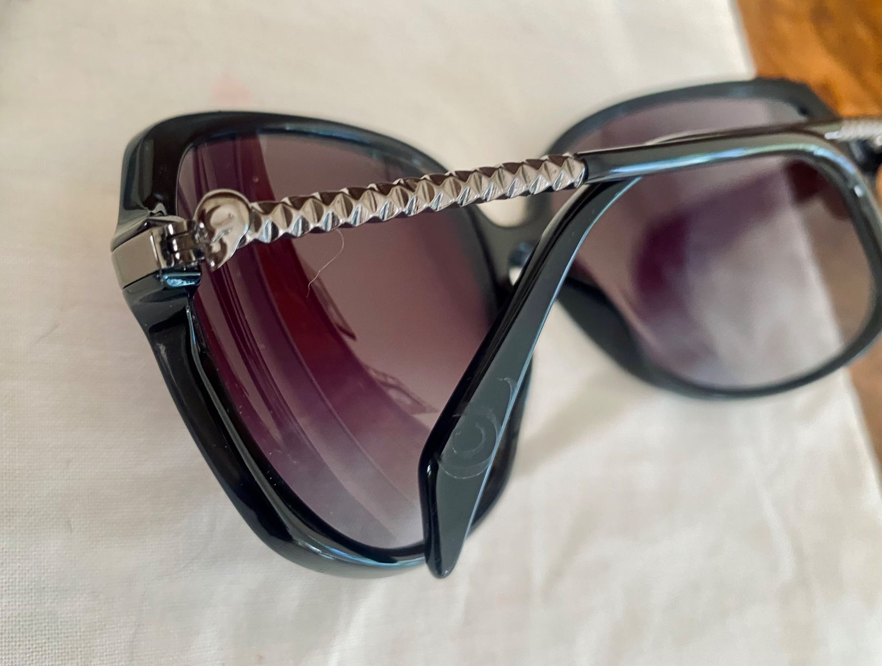 Alexander Mcqueen Brillen & Gläser: Alexander McQueen Skull Sonnenbrille – Gebraucht aus Zürich von Sol65 2