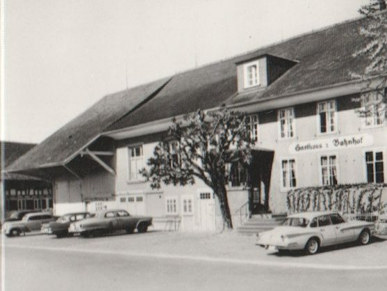 Cartoline postali: HENGGART: Restaurant Bahnhof, Oldtimer, Kegelbahn ~1950 – Usato da Engelburg venduto da Swisscards