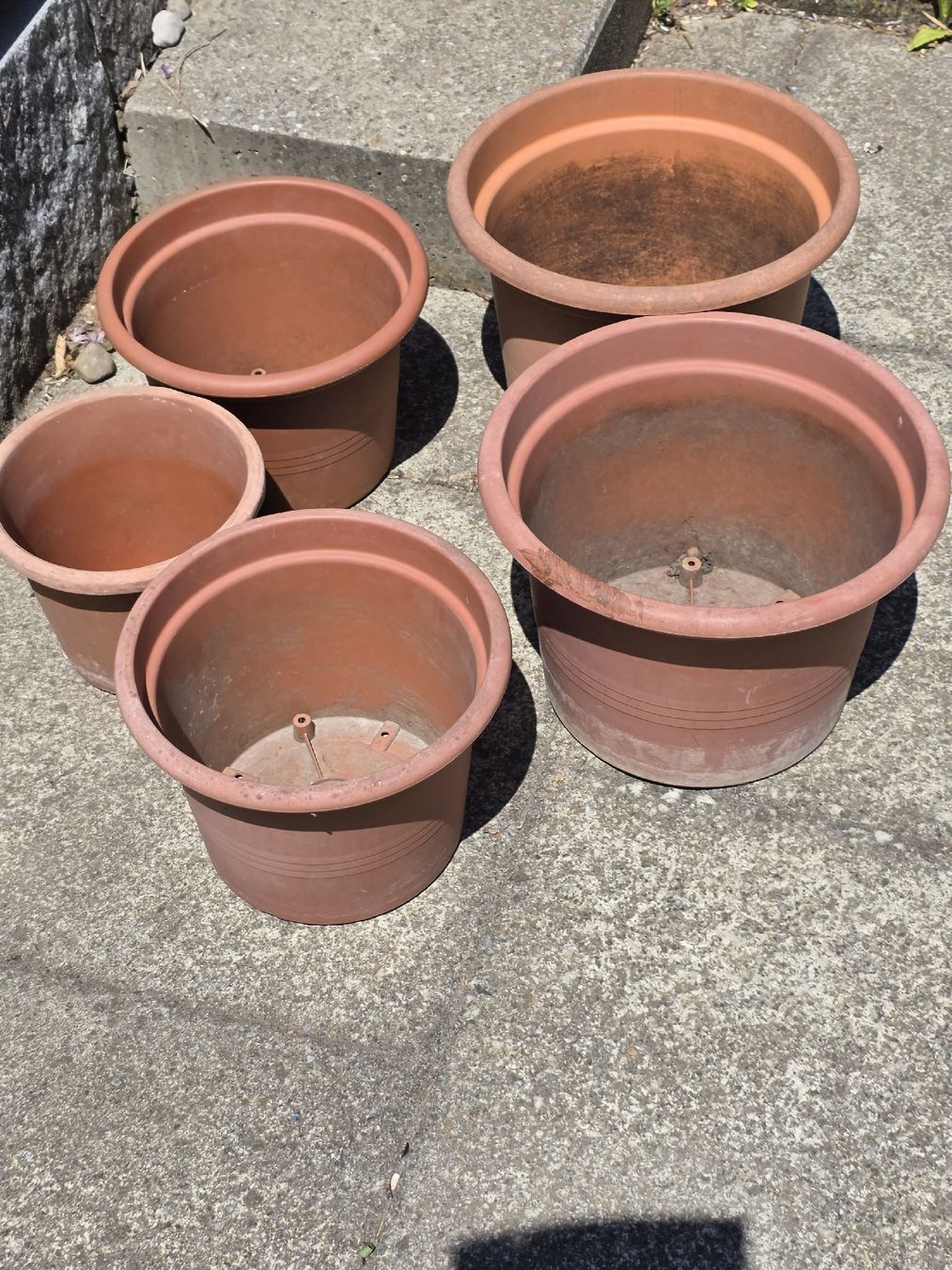 Vasi per fiori: Plastic Plant Pots - Various Sizes for Your Garden! – Usato da Hinwil venduto da Ehretstock8