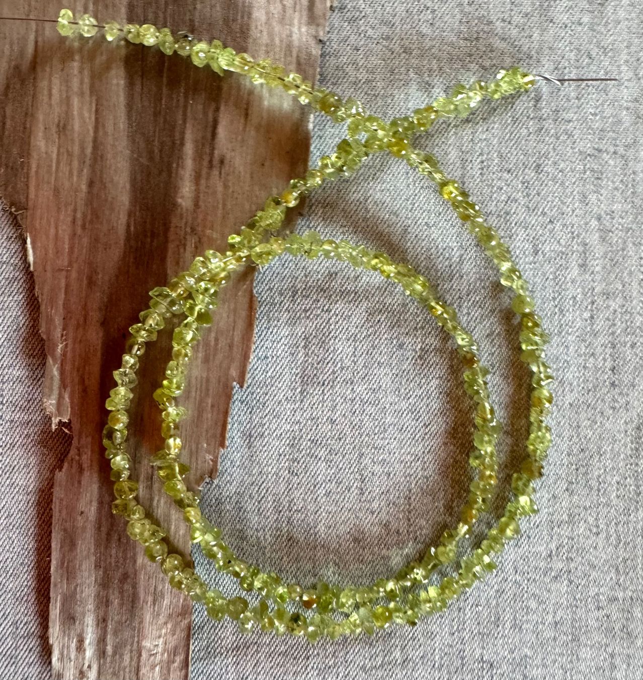 Ketten: Peridot. Olivin   extra  wilde Nugget Form + rund     53cm – Neu und originalverpackt aus Leuggern von gemshow